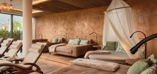 Laschenskyhof, - Ruhebereich Tapete, Daybeds, Kissen, Outdoorstoffe, Outdoormöbel, Felldecken, Liegen, indirekte Beleuchtung